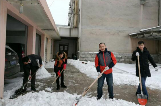mk体育集团积极组织志愿者开展扫雪活动
