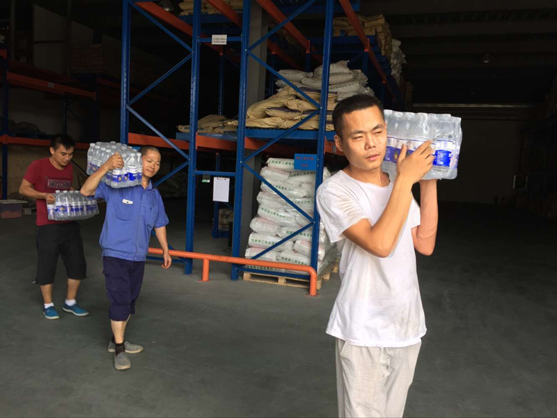 炎炎盛夏送清凉  丝丝慰问沁人心